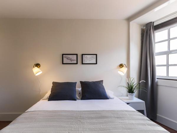 Epic Days Guest House : photo 5 de la chambre chambre triple avec salle de bains privative séparée