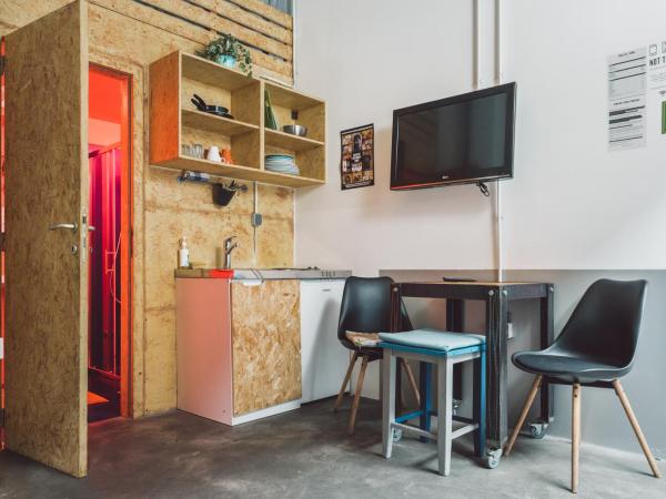 Stay Swanky Hostel : photo 2 de la chambre studio familial