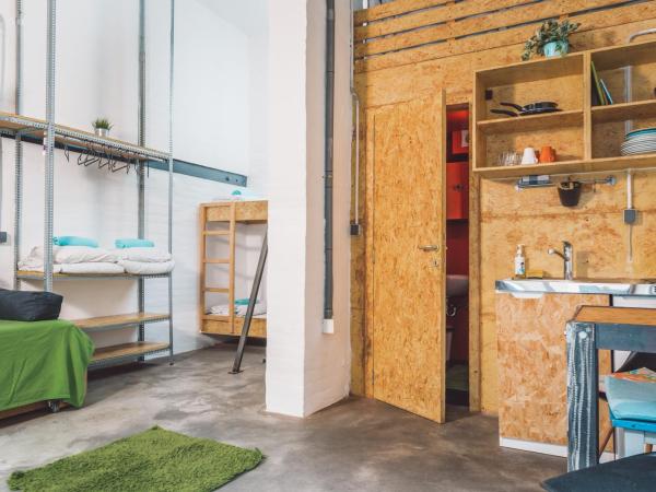 Stay Swanky Hostel : photo 3 de la chambre studio familial