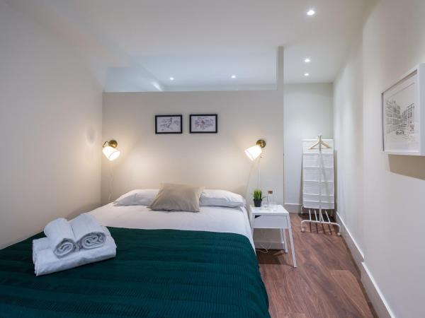 Epic Days Guest House : photo 2 de la chambre chambre familiale avec salle de bains privative