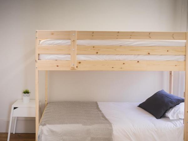 Epic Days Guest House : photo 8 de la chambre chambre familiale avec salle de bains privative