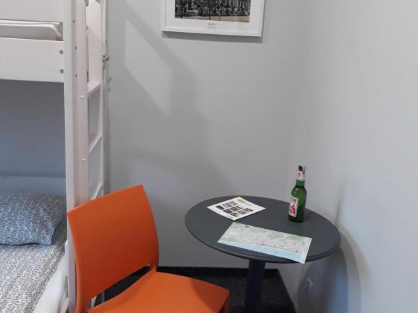 Hostel Sopot Centrum : photo 2 de la chambre chambre double avec lit d'appoint