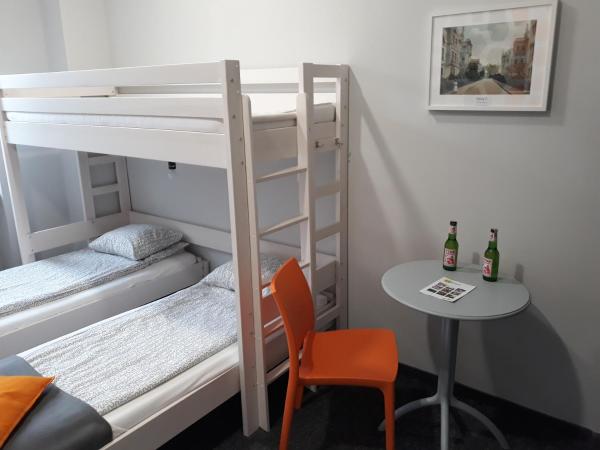 Hostel Sopot Centrum : photo 2 de la chambre chambre double avec lit d'appoint
