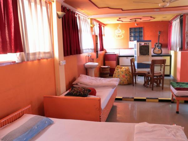 Govind Hotel : photo 6 de la chambre chambre quadruple Économique avec salle de bains commune