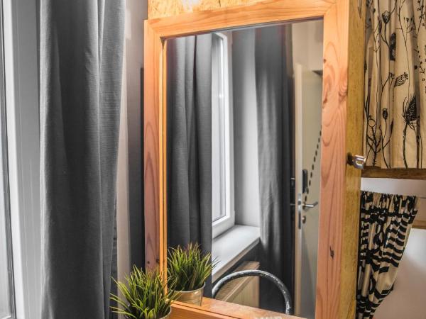 Stay Swanky Hostel : photo 2 de la chambre lits superposés dans dortoir pour femmes de 6 lits