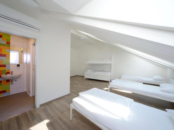 Safestay Prague Charles Bridge : photo 4 de la chambre lit dans dortoir mixte de 6 lits avec salle de bains privative