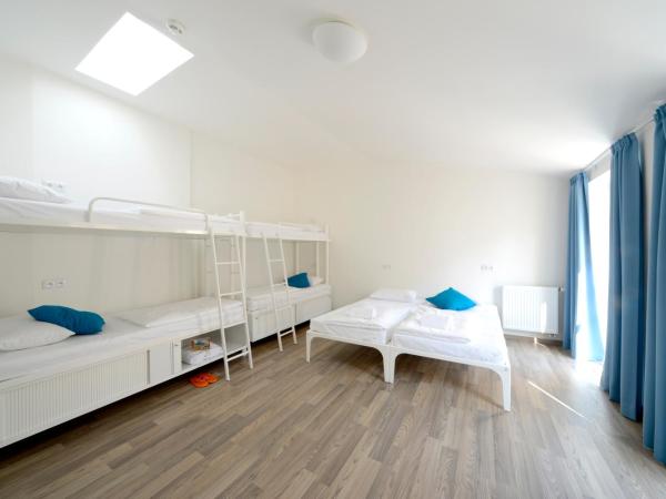 Safestay Prague Charles Bridge : photo 10 de la chambre lit dans dortoir mixte de 6 lits avec salle de bains privative