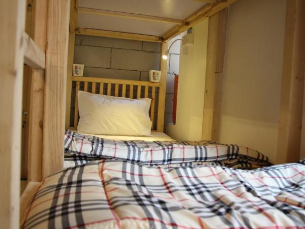 NAMASTEY MUMBAI BACKPACKERS : photo 2 de la chambre lit dans dortoir mixte de 6 lits
