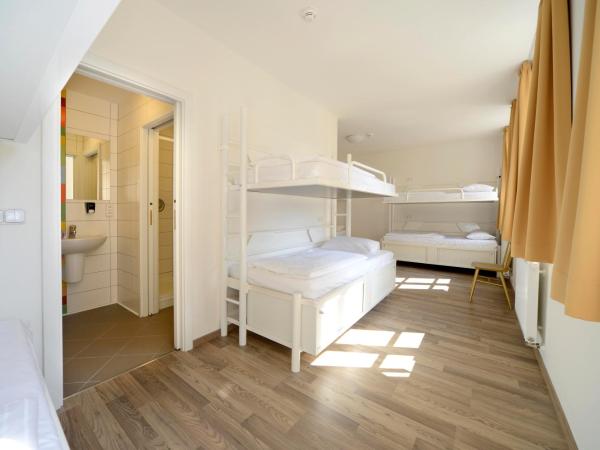 Safestay Prague Charles Bridge : photo 3 de la chambre lit dans dortoir mixte de 8 lits avec salle de bains privative