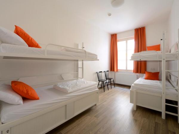 Safestay Prague Charles Bridge : photo 4 de la chambre lit dans dortoir mixte de 4 lits avec salle de bains privative