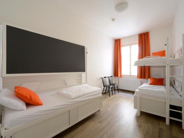 Safestay Prague Charles Bridge : photo 5 de la chambre lit dans dortoir mixte de 4 lits avec salle de bains privative