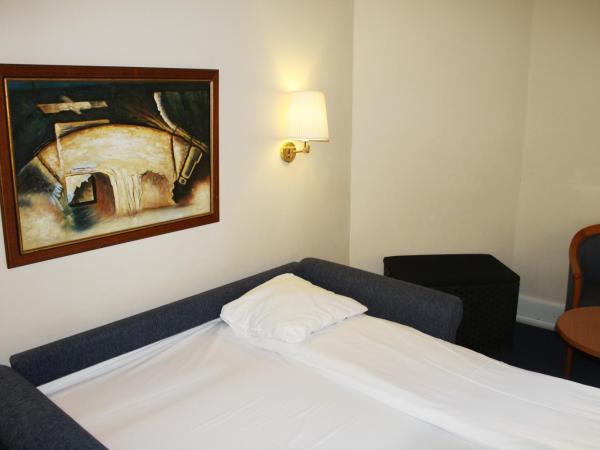 City Hotel Nebo : photo 10 de la chambre chambre quadruple avec salle de bains