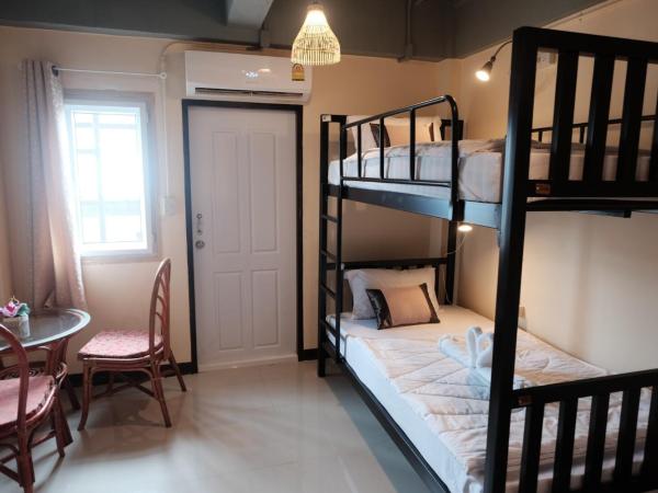 Khaosan Station : photo 5 de la chambre private bunk bed room with shared bathroom
