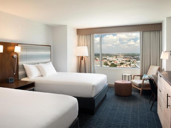 Grand Hyatt San Antonio River Walk : photo 2 de la chambre chambre double avec 2 lits doubles et douche accessible en fauteuil roulant - adaptée aux personnes à mobilité réduite