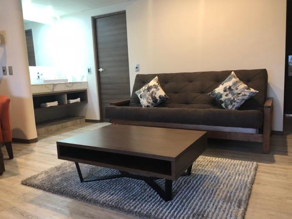 Econo Express Hotel : photo 9 de la chambre suite deluxe avec lit king-size