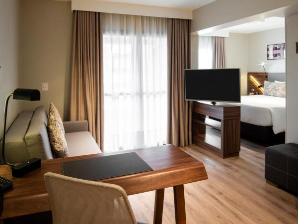 Mercure Curitiba Batel : photo 3 de la chambre chambre exécutive avec lit king-size