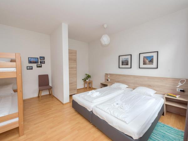 Metro Apartments Vienna : photo 5 de la chambre chambre familiale avec salle de bains privative