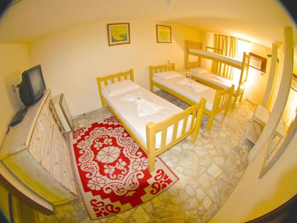 Pousada e Hostel Barra da Tijuca : photo 2 de la chambre chambre quadruple avec salle de bains privative