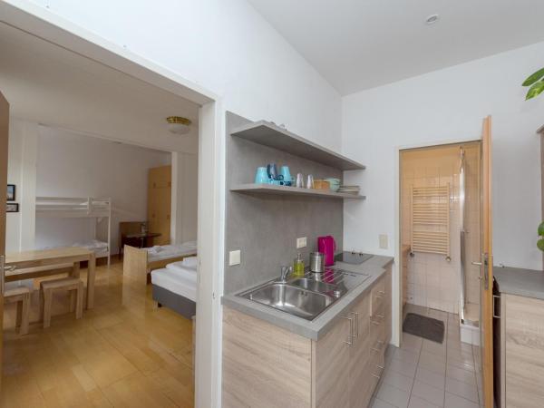 Metro Apartments Vienna : photo 8 de la chambre chambre familiale - vue sur jardin