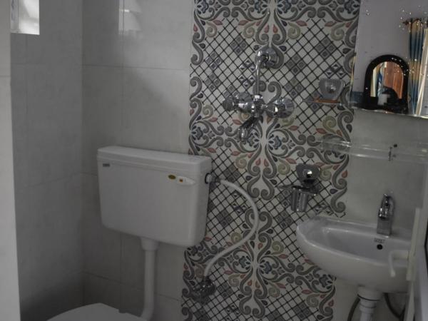 R&R Guest House : photo 4 de la chambre chambre simple avec salle de bains privative