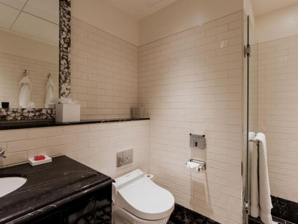 The LaLit London : photo 9 de la chambre hébergement salle de classe senior