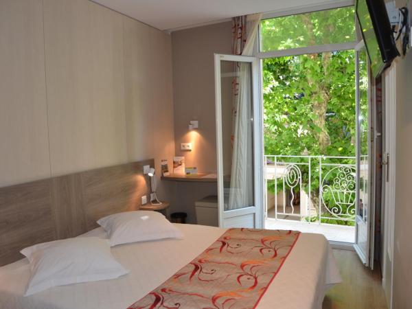 Hotel Le Revest : photo 1 de la chambre chambre familiale (2 adultes + 1 enfant)