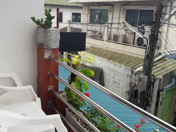 Jenny Hostel HuaHin : photo 1 de la chambre chambre quadruple avec terrasse