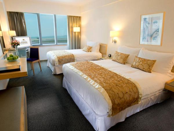 Regal Airport Hotel : photo 1 de la chambre chambre triple