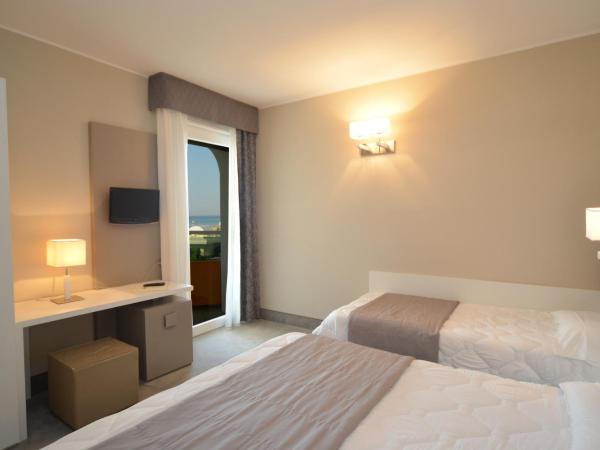 Hotel Anthony : photo 2 de la chambre chambre triple confort avec balcon - vue latérale sur mer