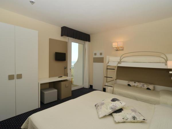 Hotel Anthony : photo 1 de la chambre chambre quadruple confort avec balcon - vue latérale sur mer