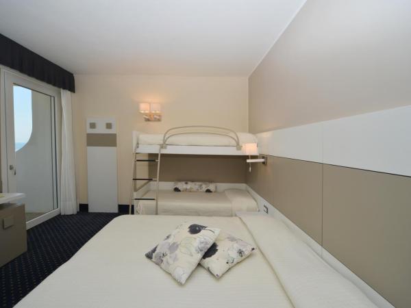 Hotel Anthony : photo 3 de la chambre chambre quadruple classique avec balcon - vue latérale sur mer