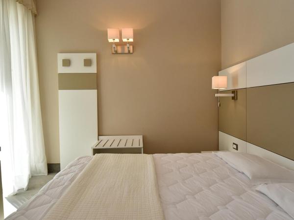 Hotel Anthony : photo 6 de la chambre chambre double ou lits jumeaux confort avec balcon - vue latérale sur mer