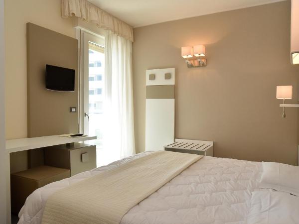 Hotel Anthony : photo 7 de la chambre chambre double ou lits jumeaux confort avec balcon - vue latérale sur mer