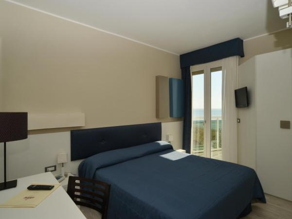 Hotel Anthony : photo 4 de la chambre chambre double ou lits jumeaux confort avec balcon - vue latérale sur mer