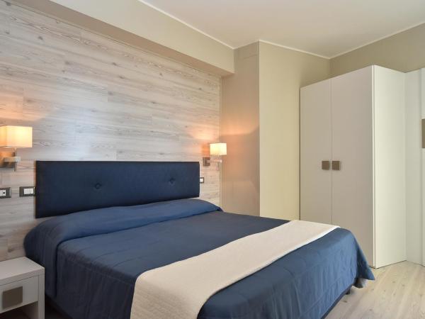 Hotel Anthony : photo 3 de la chambre chambre double ou lits jumeaux confort avec balcon - vue latérale sur mer