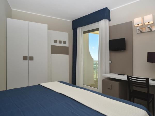 Hotel Anthony : photo 5 de la chambre chambre double ou lits jumeaux confort avec balcon - vue latérale sur mer