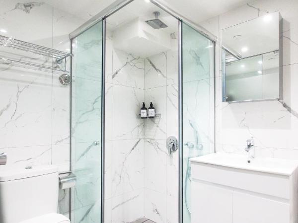 Heritage Collection on Chinatown - Mobile App Check-In : photo 6 de la chambre loft avec fenêtre de toit