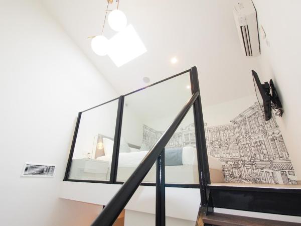 Heritage Collection on Chinatown - Mobile App Check-In : photo 7 de la chambre loft avec fenêtre de toit