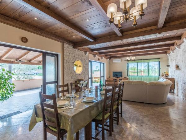 E-M Apartments with Private pool : photo 4 de la chambre appartement - vue sur piscine