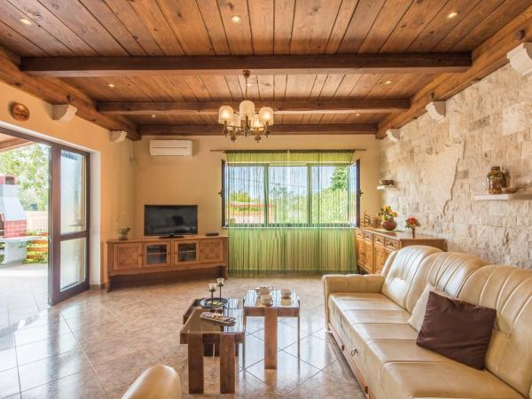 E-M Apartments with Private pool : photo 2 de la chambre appartement - vue sur piscine