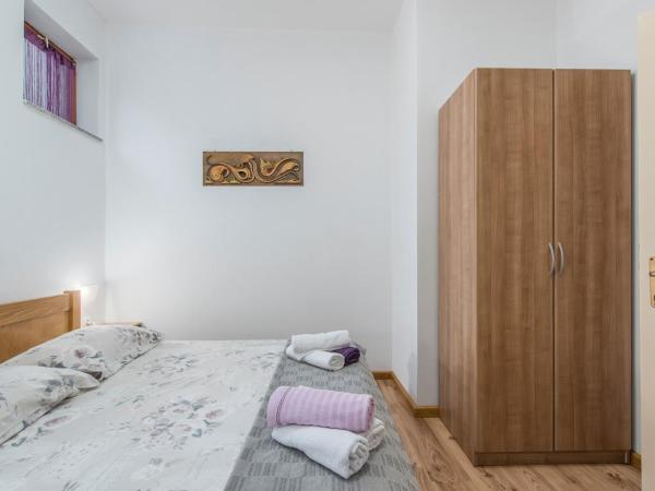 E-M Apartments with Private pool : photo 10 de la chambre appartement - vue sur piscine