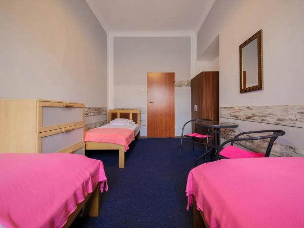 Red Carpet Hostel : photo 9 de la chambre chambre triple avec salle de bains commune