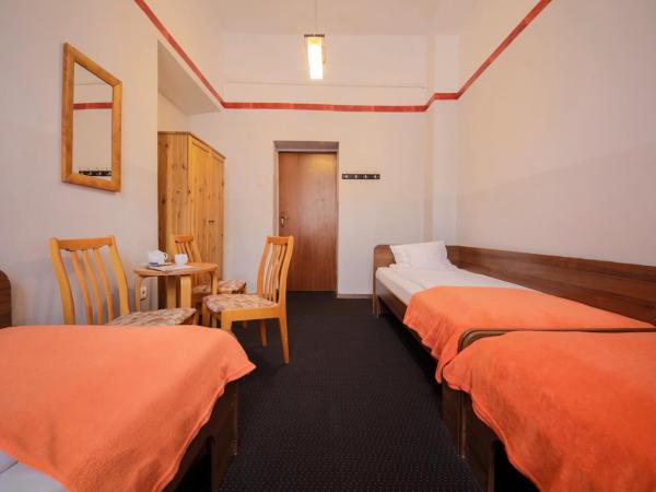 Red Carpet Hostel : photo 5 de la chambre chambre triple avec salle de bains commune
