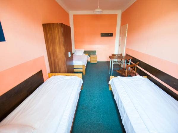 Red Carpet Hostel : photo 10 de la chambre chambre triple avec salle de bains commune