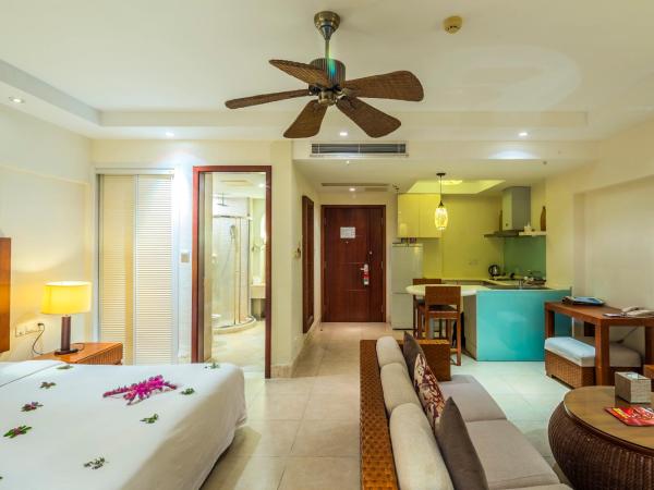 Aegean Suites Sanya Yalong Bay Resort : photo 4 de la chambre studio avec cuisine, ustensiles de cuisine et lave-linge/sèche-linge - vue sur montagne