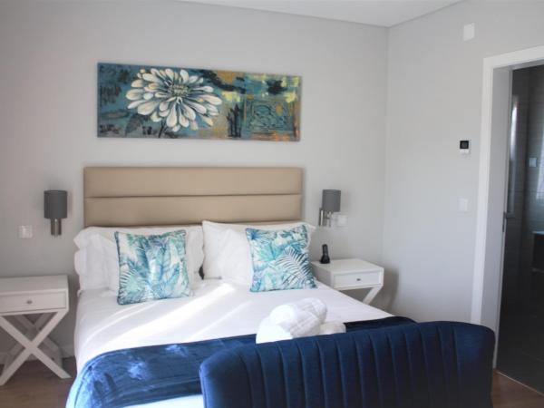 Silver Seahorse Garden Retreat : photo 1 de la chambre chambre lit king-size avec balcon