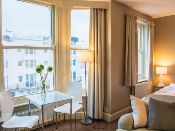 Amherst Brighton : photo 2 de la chambre grande chambre double - vue partielle sur mer