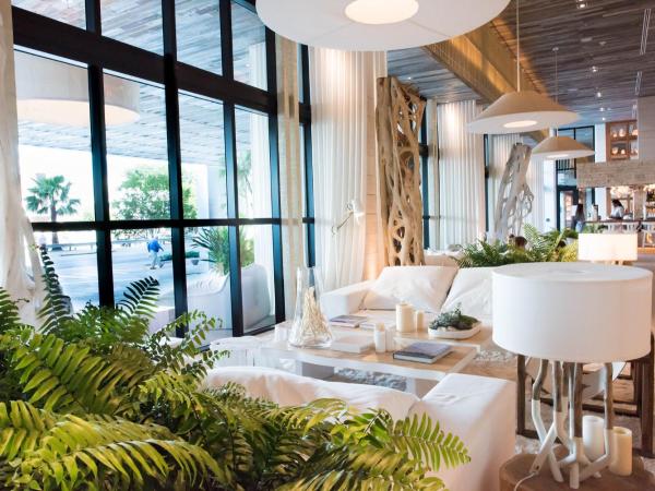 1 Hotel & Homes Miami Beach Oceanfront Residence Suites By Joe Semary : photo 2 de la chambre suite lit king-size avec balcon