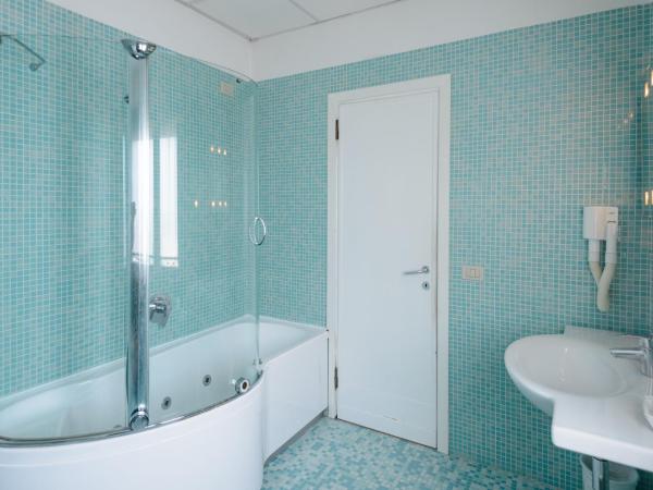 Hotel Continental : photo 6 de la chambre chambre double ou lits jumeaux avec bain à remous