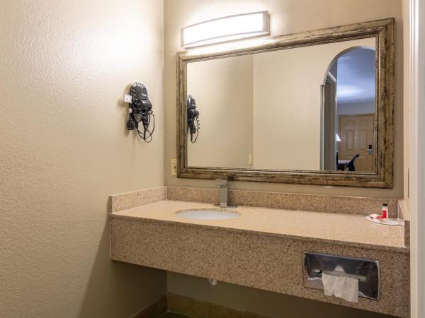 Super 8 Dallas-Mesquite : photo 5 de la chambre suite lit king-size – non-fumeurs
